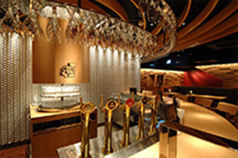 The environmentally-friendly “Yebisu Bar” with LED lighting