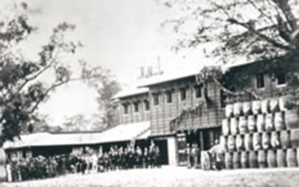 A commemorative photo at the “Kaitakushi Brewery” in 1876