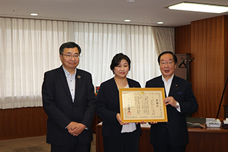 From the right: President Kamijo, Miyagi Governor Murai, the Miyagi Tourism Promotion character “Musubimaru”