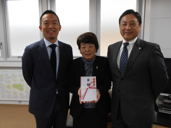 左から：渋谷区長 長谷部 健様、渋谷区子ども総合支援センター長 池山 世津子様、サッポロホールディングス（株）常務取締役 兼 グループ執行役員 溝上 俊男