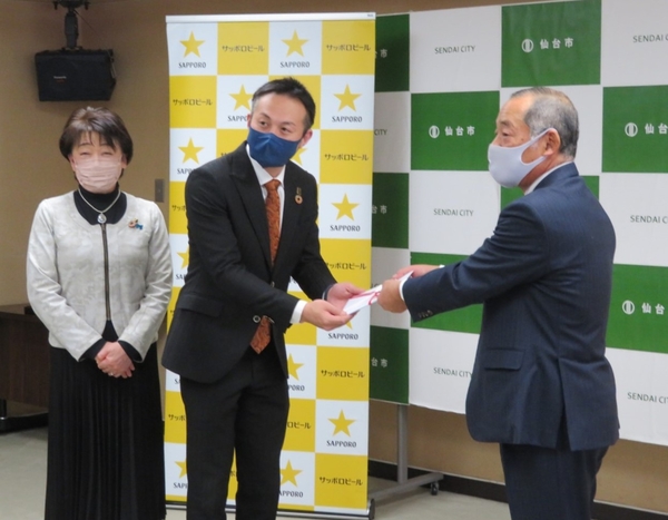贈呈式の様子(左から仙台市長 郡 和子様、SENDAI光のページェント実行委員長 髙橋 進伍様、当社特別顧問 上條 努)