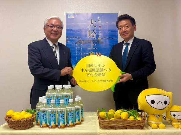 左：広島県大崎上島町 町長 谷川 正芳（たにかわ まさよし）様　右：ポッカサッポロフード＆ビバレッジ株式会社　取締役常務執行役員 高橋 勝博