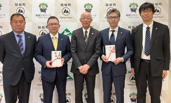 （左から：ポッカサッポロフード＆ビバレッジ (株)首都圏営業本部　横浜支店　リーダー　髙木　一幸、ポッカサッポロフード＆ビバレッジ (株)首都圏営業本部　本部長　矢崎　紀世志、箱根町町長　勝俣　浩行様、サッポロビール(株)上席執行役員　首都圏本部長　佐々木　悟大、サッポロビール(株)首都圏本部　横浜支社　副支社長　田中　肇）