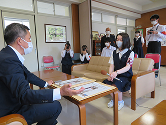 2021年の寄付 岩手県大槌町「小中一貫教育の柱として行われる『ふるさと科』学習支援」宮城県南三陸町「『志津川高校魅力化プロジェクト』を通じた町の活性化支援」「福島県の高校生による『ふくしまをつたえる新聞』支援